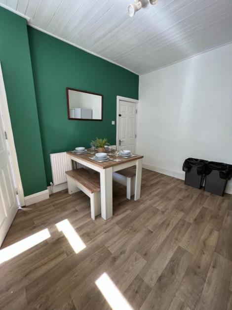 Moorfield Street Guesthouse リーズ エクステリア 写真
