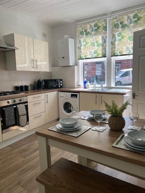 Moorfield Street Guesthouse リーズ エクステリア 写真