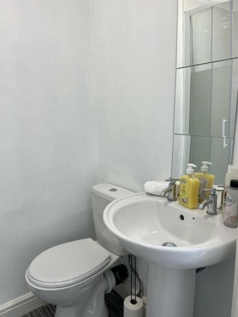 Moorfield Street Guesthouse リーズ エクステリア 写真